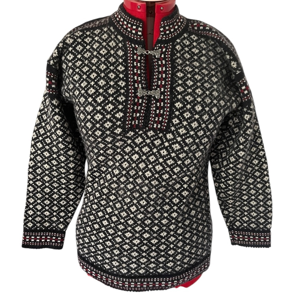 Beautiful Nordic Wool Sweater – Made in Estonia – Ornate Metal Closures ❄️🧶